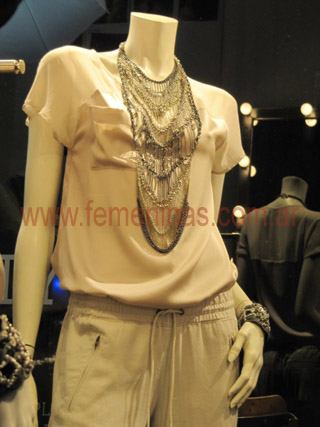 Se usan los collares cadena que dan un toque de glamour a cada prenda