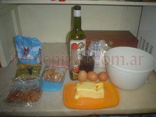 Manteca 200grs harina 400 grs 1 huevo 2 yemas 2 vasos de oporto azucar 2 tazas pasas de uvas almendras nueces esencia vainilla