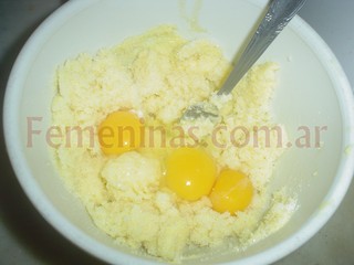 Incorporar los huevos para ir formandola mezcla de lo que sera el budin ingles