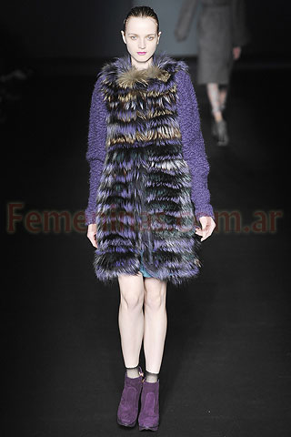 Abrigo piel azul violeta gris botinetas violetas Alberta Ferretti