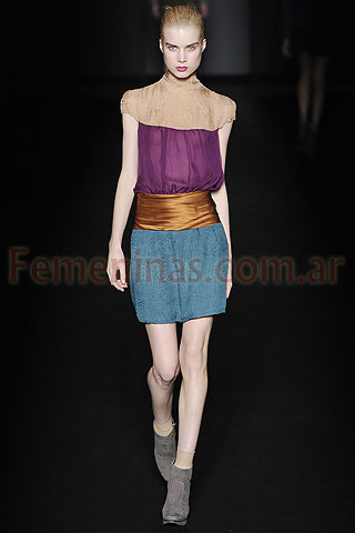 Blusa combinada nude violeta faja falda tulipan turquesa Alberta Ferreti