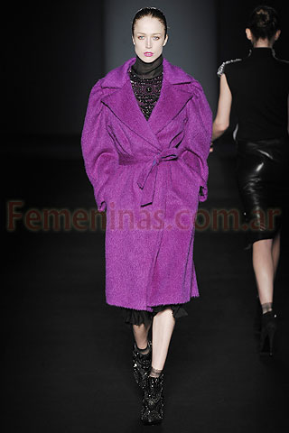 Vestido bordado negro abrigo simil piel violeta Alberta Ferretti