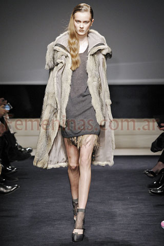 Remeron gris con detalles de flecos abrigo piel Alessandro Dellacqua