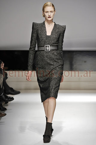 Vestido lapiz lana gris cortes geometricos cinturon botinetas Aquilano Rimondi