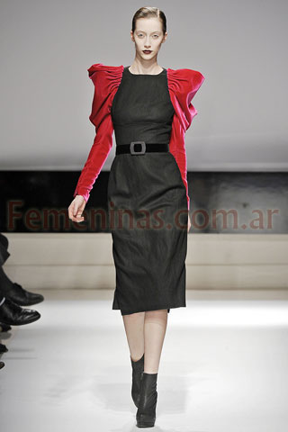 Vestido lapiz manga farol combinado negro y rojo botinetas negras Aquilano Rimondi