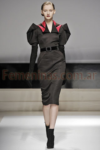 Vestido lapiz mangas y cuello geometrico combinado negro rojo Aquilano Rimondi