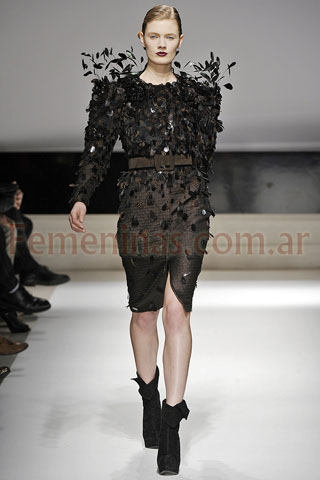 Vestido negro con bordados organicos flores y lentejuelas Aquilano Rimondi