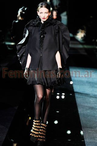 Capa negra con volados falda corta con tablas evasee Dolce And Gabbana