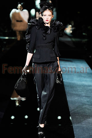 Chaqueta negra con amplios volados en hombros pantalon pinzado Dolce And Gabbana