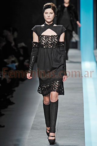 Vestido negro escote asimetrico combinado con encaje Fendi