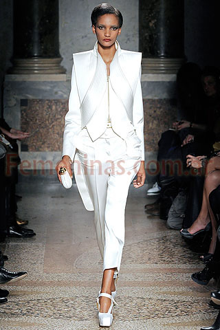 Saco blanco futurista con recortes pantalon capri blanco Francesco Scognamiglio