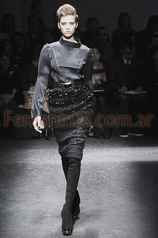 Blusa negra con recortes cuello mao falda bombee bordada Gianfranco Ferre