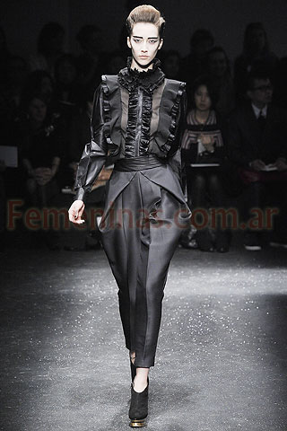 Blusa negra con volados pantalon babucha negro Gianfranco Ferre