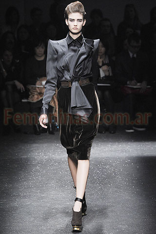 Camisa negra con amplio volado falda bombee terciopelo negro Gianfranco Ferre
