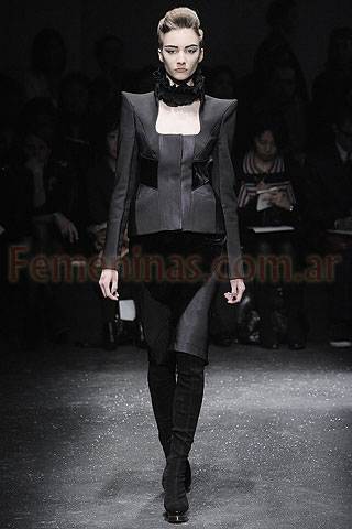 Spencer escote cuadrado falda negra con recortes Gianfranco Ferre