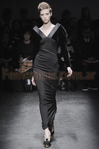 Vestido largo negro mangas terciopelo con volumen escote v Gianfranco Ferre