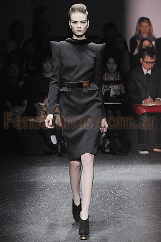 Vestido negro con volumen en hombros cinturon Gianfranco Ferre