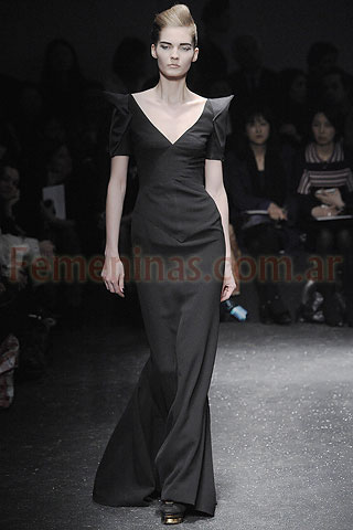 Vestido negro largo escote v Gianfranco Ferre