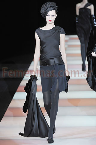 Vestido negro con lazo en el hombro capa negra Giorgio Armani