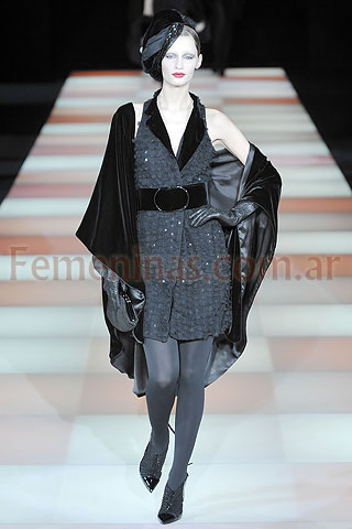 Vestido sin mangas cuello solapa capa terciopelo negro Giorgio Armani