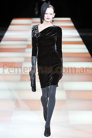 Vestido terciopelo negro escote asimetrico con bordado en hombro Giorgio Armani