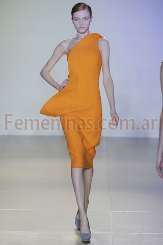 Vestido escote asimetrico naranja con volumen Jil Sander