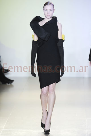 Vestido negro amplio escote asimetrico Jil Sander