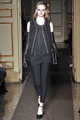 Remera y chaleco bordado pantalon slim negro Maurizio Pecoraro