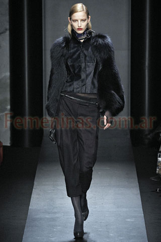 Camisa negra con mangas de piel pantalon capri negro Salvatore Ferragamo