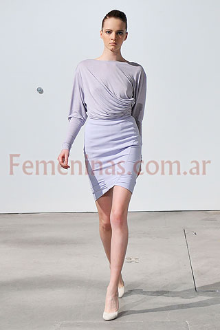 Vestido gris modelo con punto de tension en la cintura mangas amplias falda ajustada stiletos Altuzarra