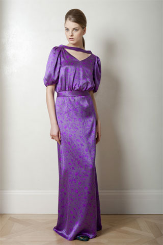 Vestido largo violeta con importantes mangas Barbara Tfank