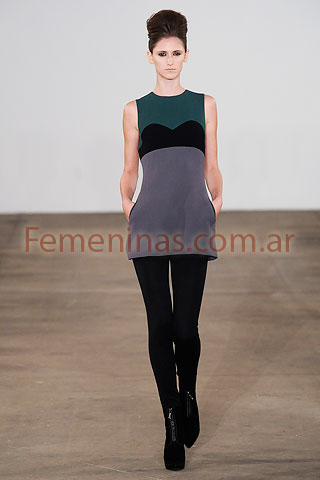 Mini vestido combinado azul gris verde calzas negras Behnaz Sarafpour