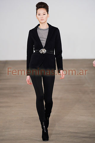 Remera gris basica blazer entallado negro calzas negras Behnaz Sarafpour