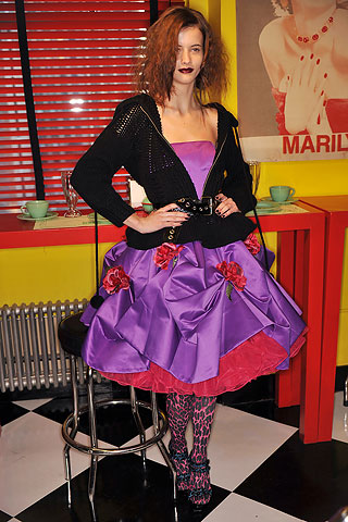 Vestido violeta con frunces y apliques campera tejida negra Betsey Johnson