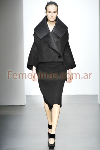 Spencer kimono negro falda negra recta Calvin Klein