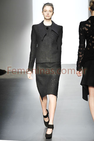 Spencer negro cuello iregular falda recta negra con bordados Calvin Klein