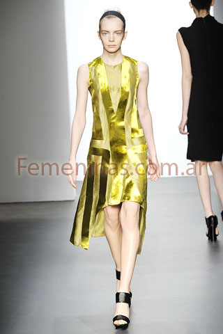 Vestido dorado con transparencias largo irregular Calvin Klein