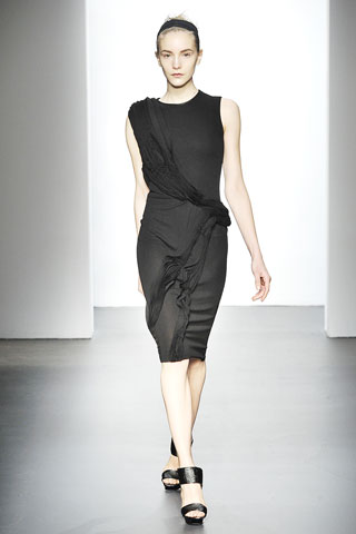 Vestido negro sin mangas drapeado Calvin Klein