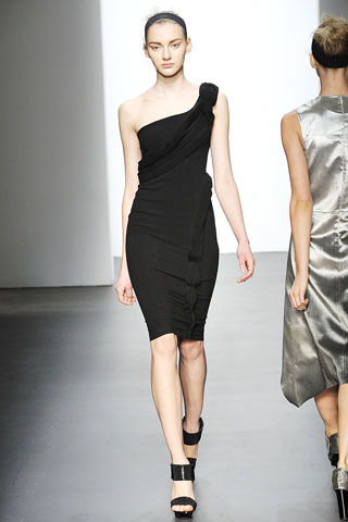 Vestido negro un solo hombro drapeado lateral Calvin Klein