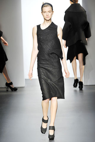 Vestido recto con volado lateral negro escote asimetrico Calvin Klein