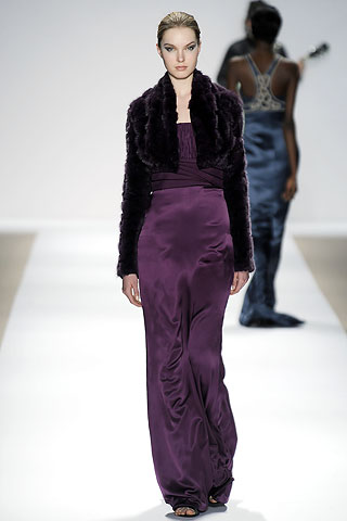 Vestido largo saten violeta conn bolero piel manga larga Carlos Miele