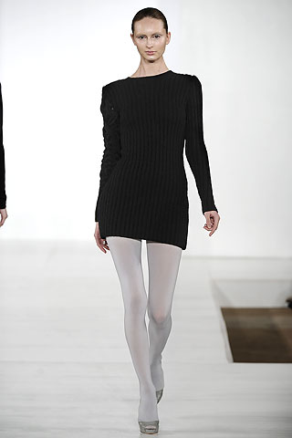 Sweater tejido rayado negro medias blancas Cushnie Et Ochs