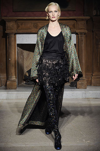 Top negro mini gajos medias bordadas kimono estampado Cynthia Rowley
