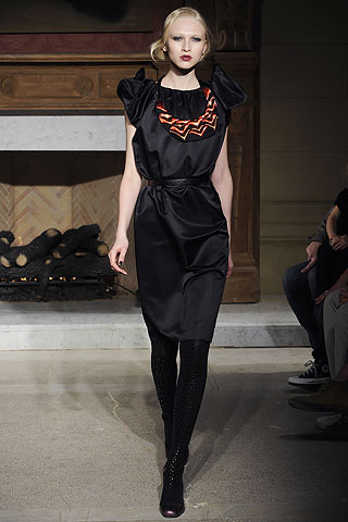 Vestido negro manga farol con aplique en canesu Cynthia Rowley