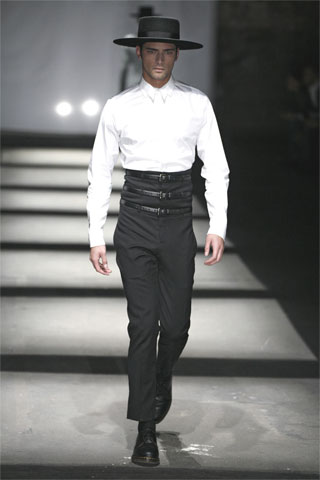 Camisa blanca seda pantalon negro cintura alta Davidelfin