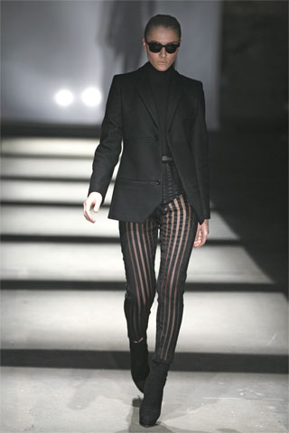 Polera negra blazer entallado calzas rayadas con transparencias Davidelfin