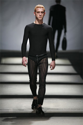 Remera basica negra pantalon slim rayado con transparencias Davidelfin