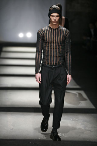 Remera rayada con transparencia pantalon negro pinzado Davidelfin