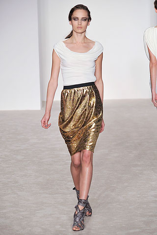 Remera blanca falda bombee tornasolada bronce Derek Lam