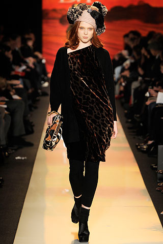 Vestido remeron animal print cardigan negro leggins Diane Von Furstenberg